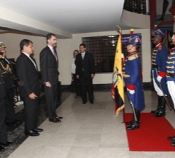Don Felipe junto al Presidente de Ecuador a su llegada al Palacio Presidencial